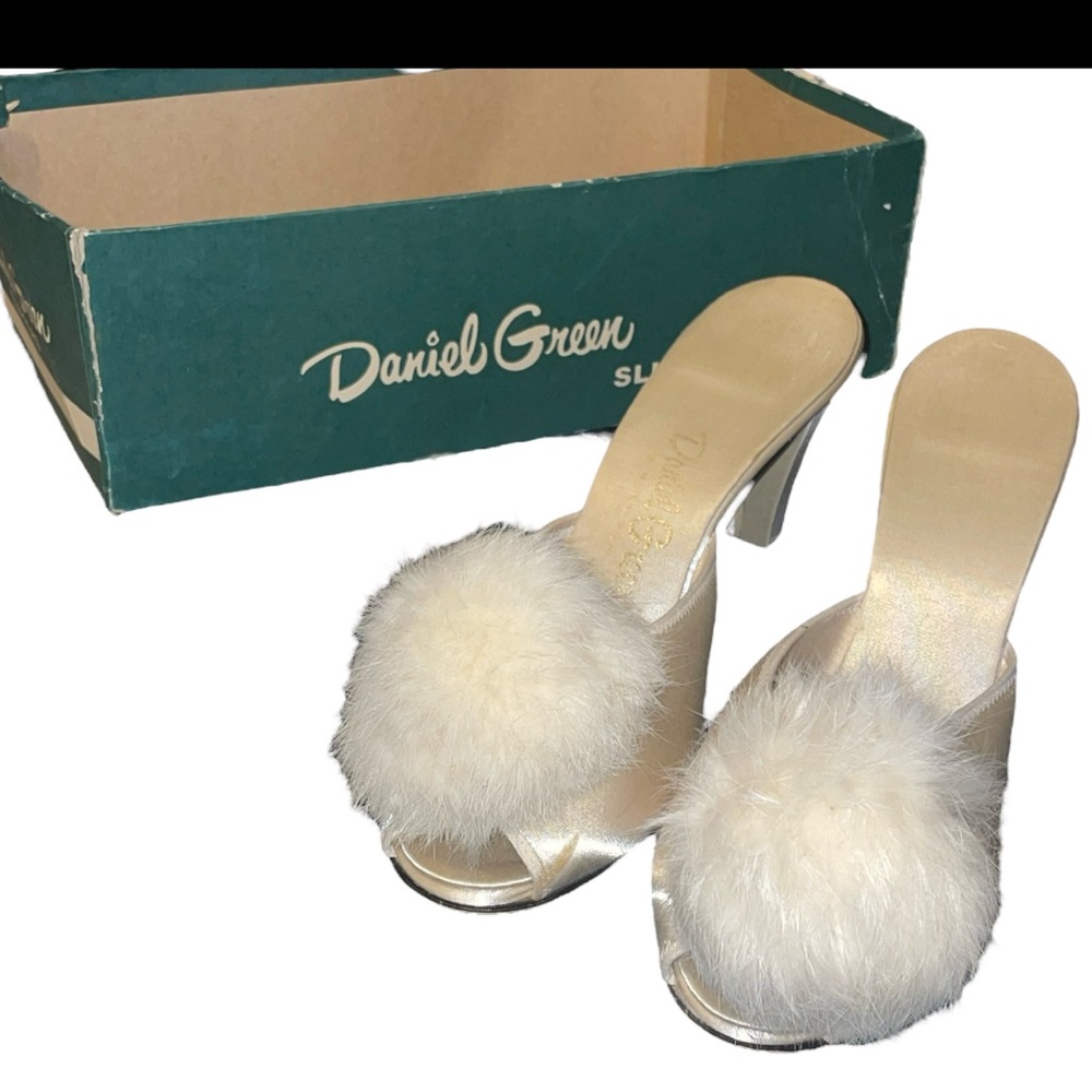 Daniel Green Cherie Champagne Colored Pouf Slippers Size 7